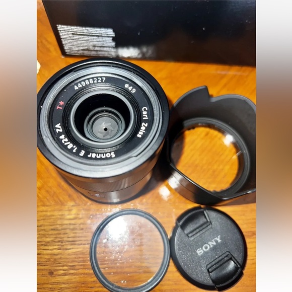 Sony Carl Zeiss 24mm f/1.8 ZA Sonnar T* - Crop Sensor Prime E Mount Wide Lens - Picture 2 of 16